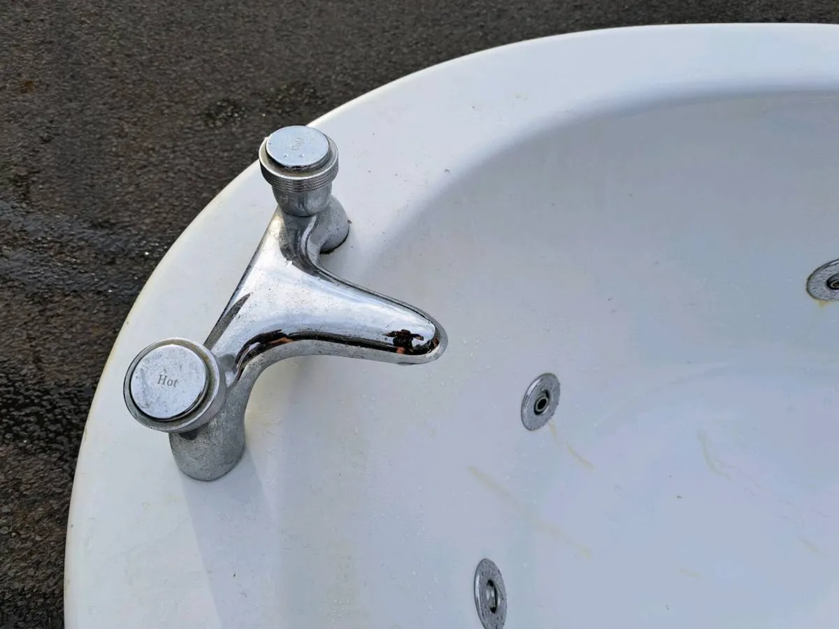 Jacuzzi bath - Image 3