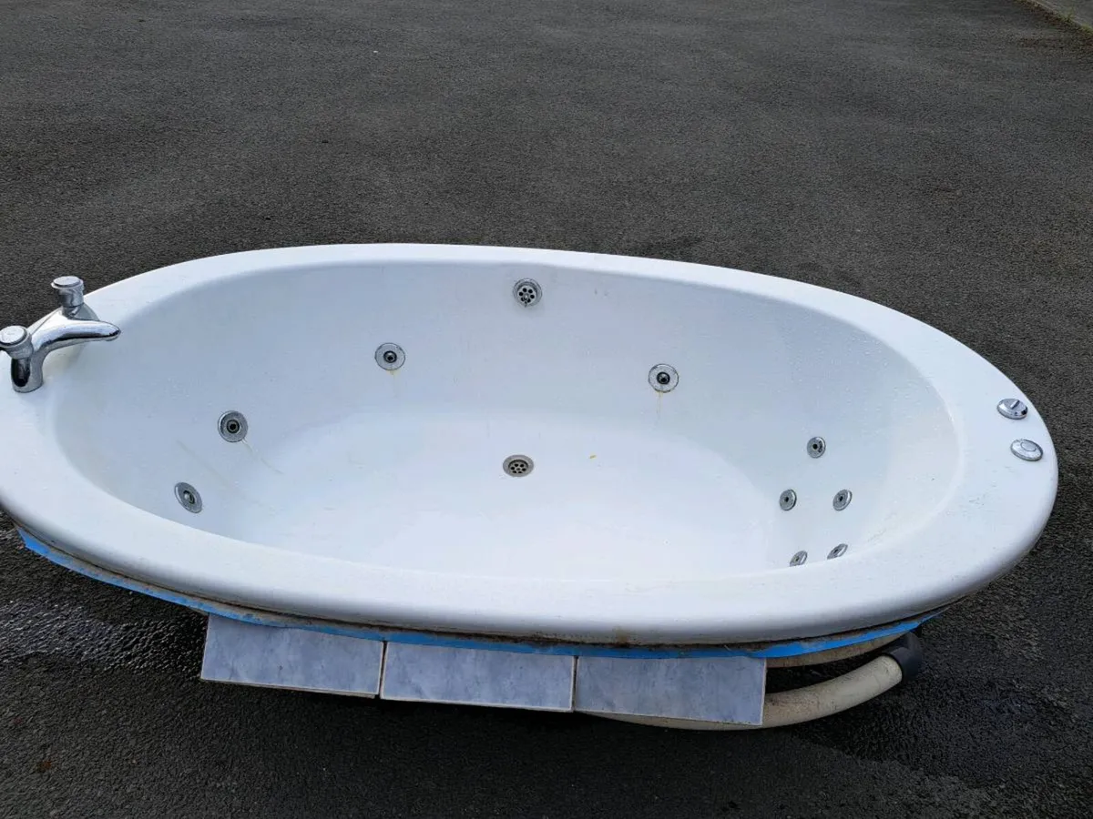 Jacuzzi bath - Image 1