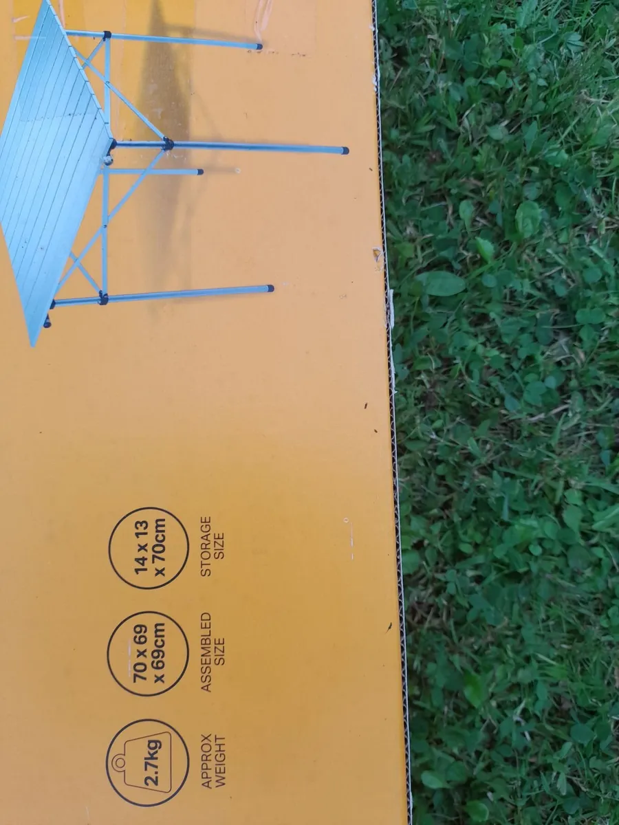 Camping table and 2 chairs - Image 1