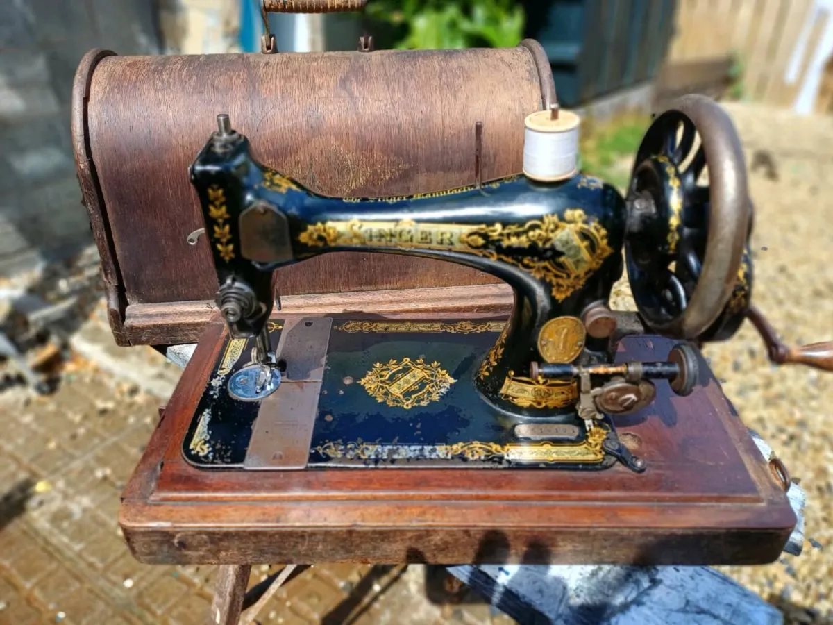 1895 Handcrank Singer Sewing Machine - Image 1