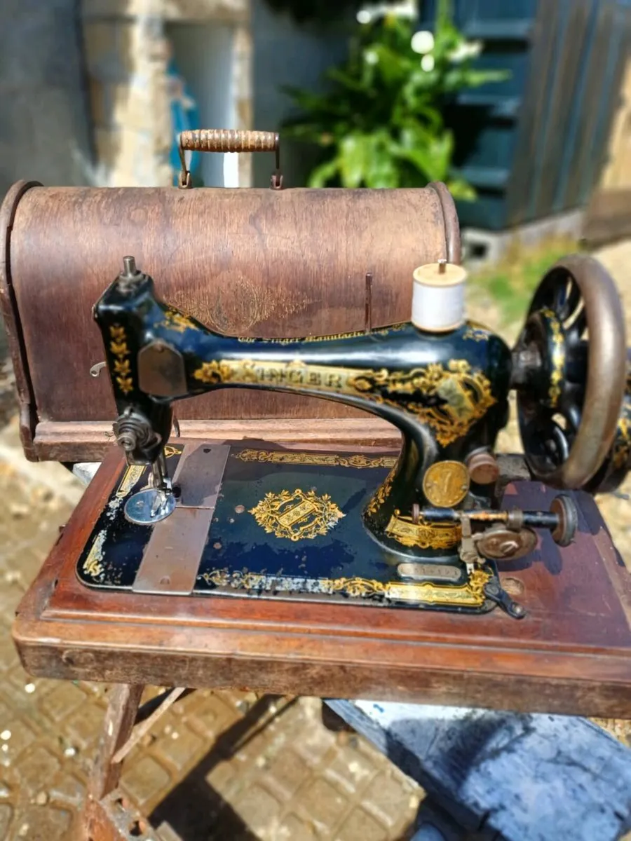 1895 Handcrank Singer Sewing Machine - Image 3