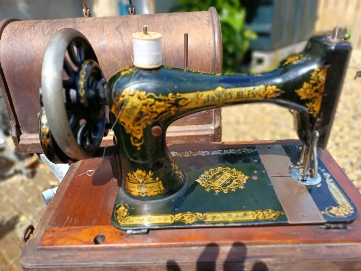 1895 Handcrank Singer Sewing Machine - Image 2
