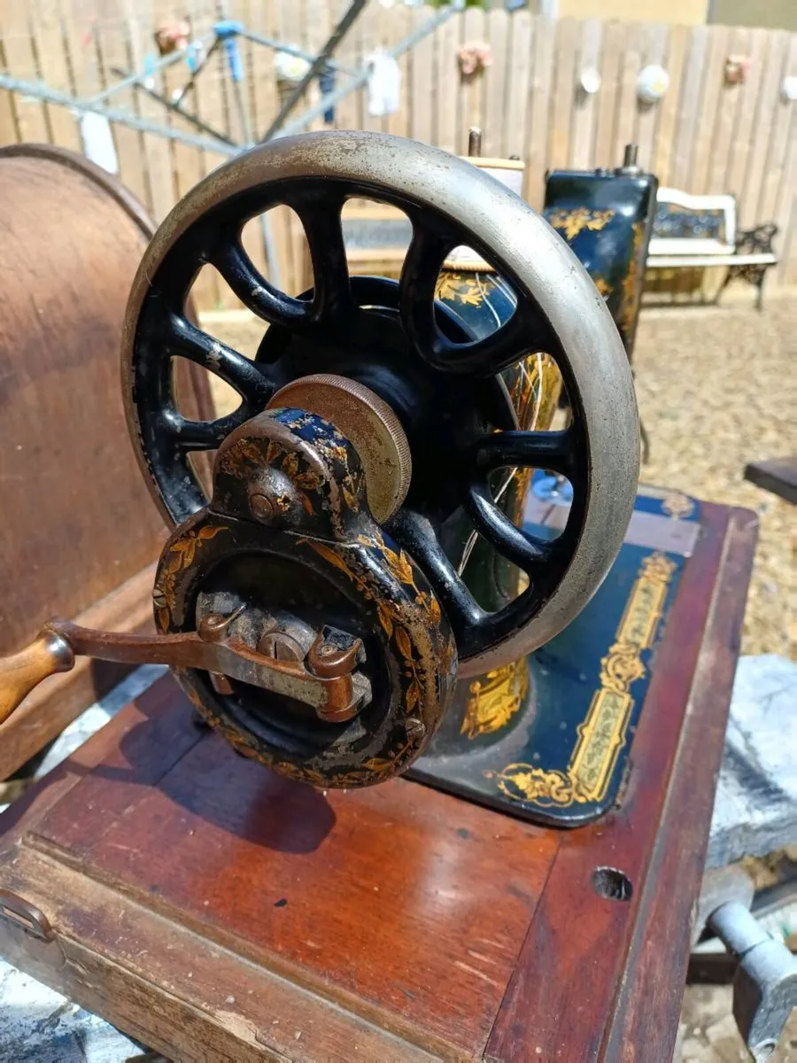 1895 Handcrank Singer Sewing Machine - Image 4