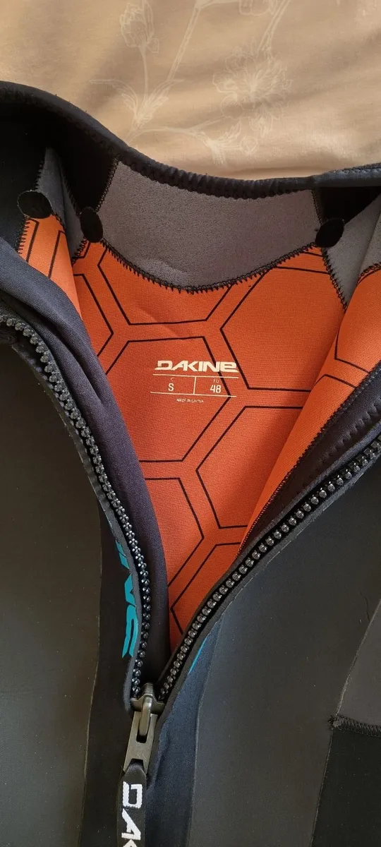 Dakine 5mm Size S wet suit - Image 3