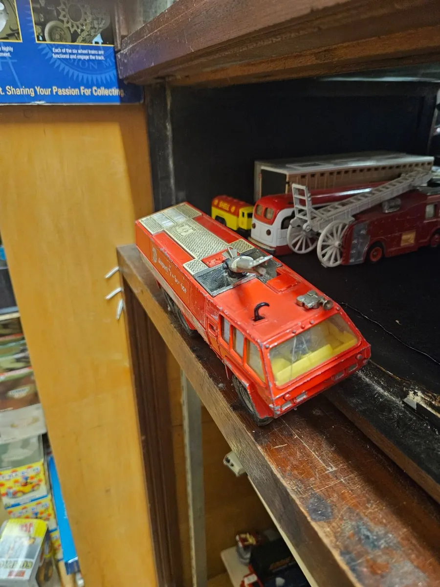 Corgi 1970's Airport Fire Engine - Image 2