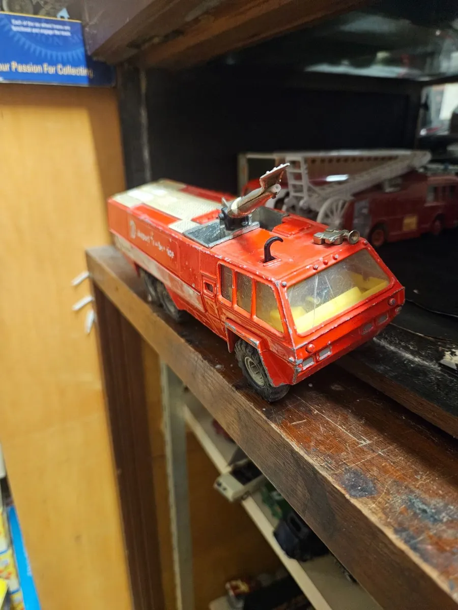 Corgi 1970's Airport Fire Engine - Image 3