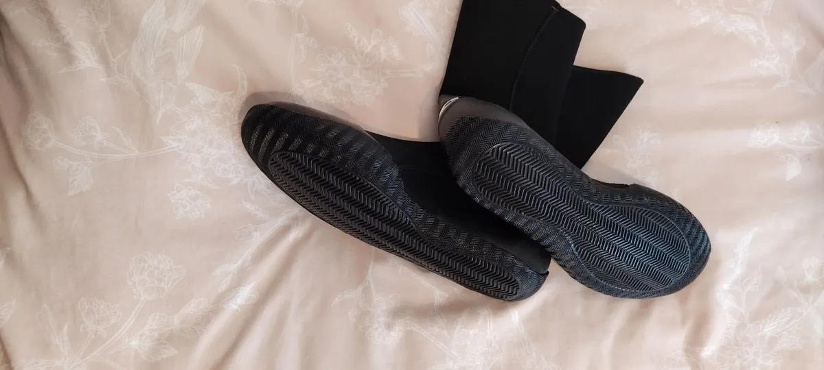 5mm Size 8 Surfing Boots - Image 2