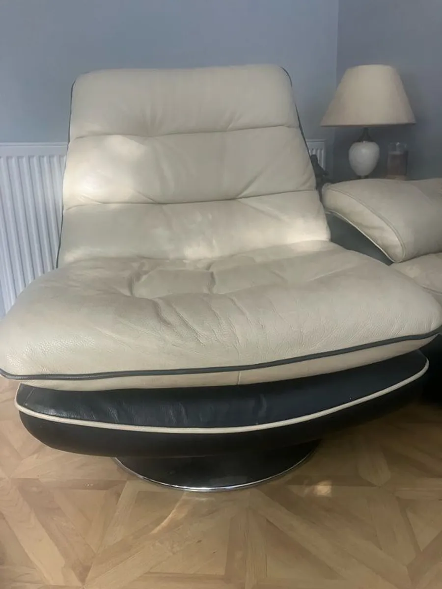 7 seater couch set plus poof. - Image 3