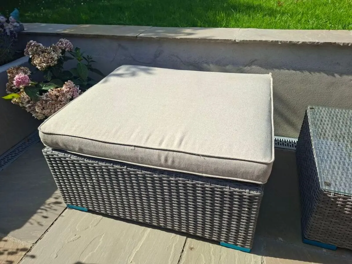 Rattan garden furniture set - Image 3