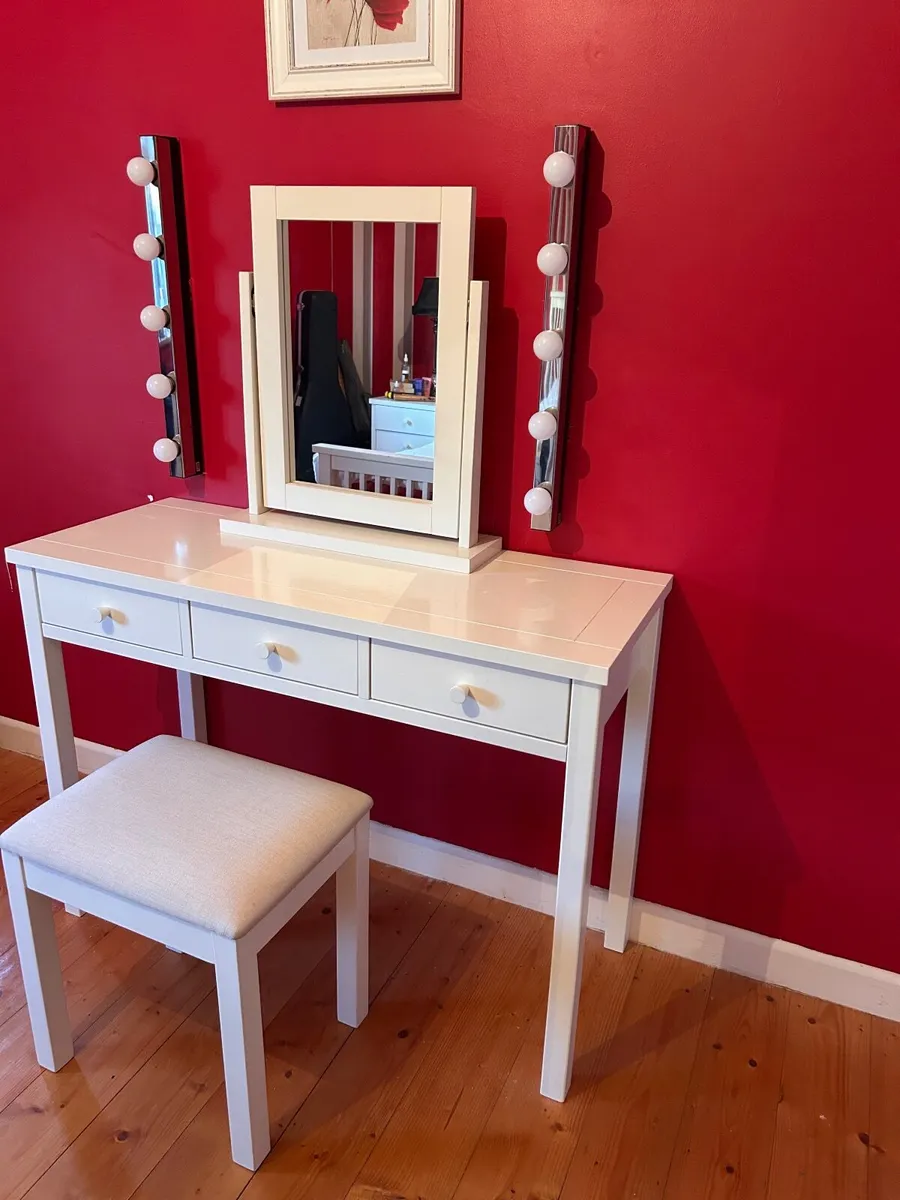 Vanity table - Image 1