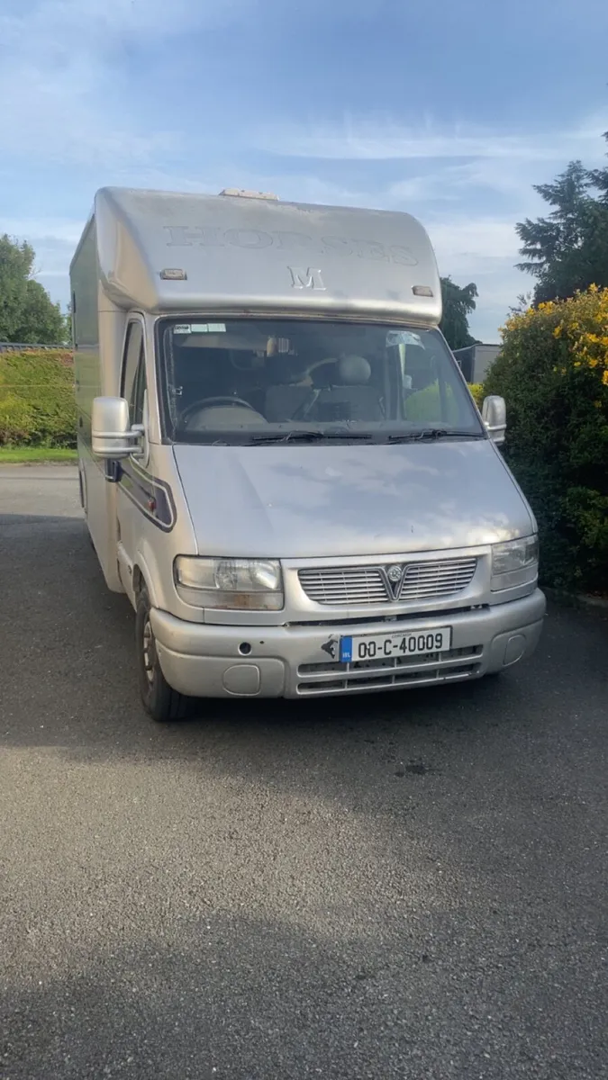 Horse box - Image 1
