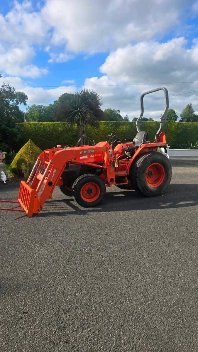 Kubota L3200 tractor - Image 1