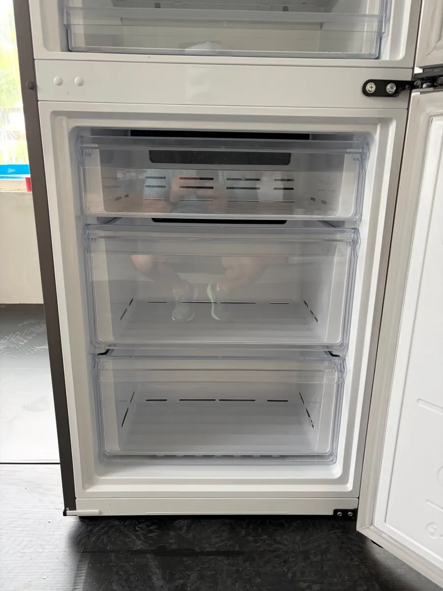 Samsung Classic Fridge Freezer with SpaceMax Tech - Image 3