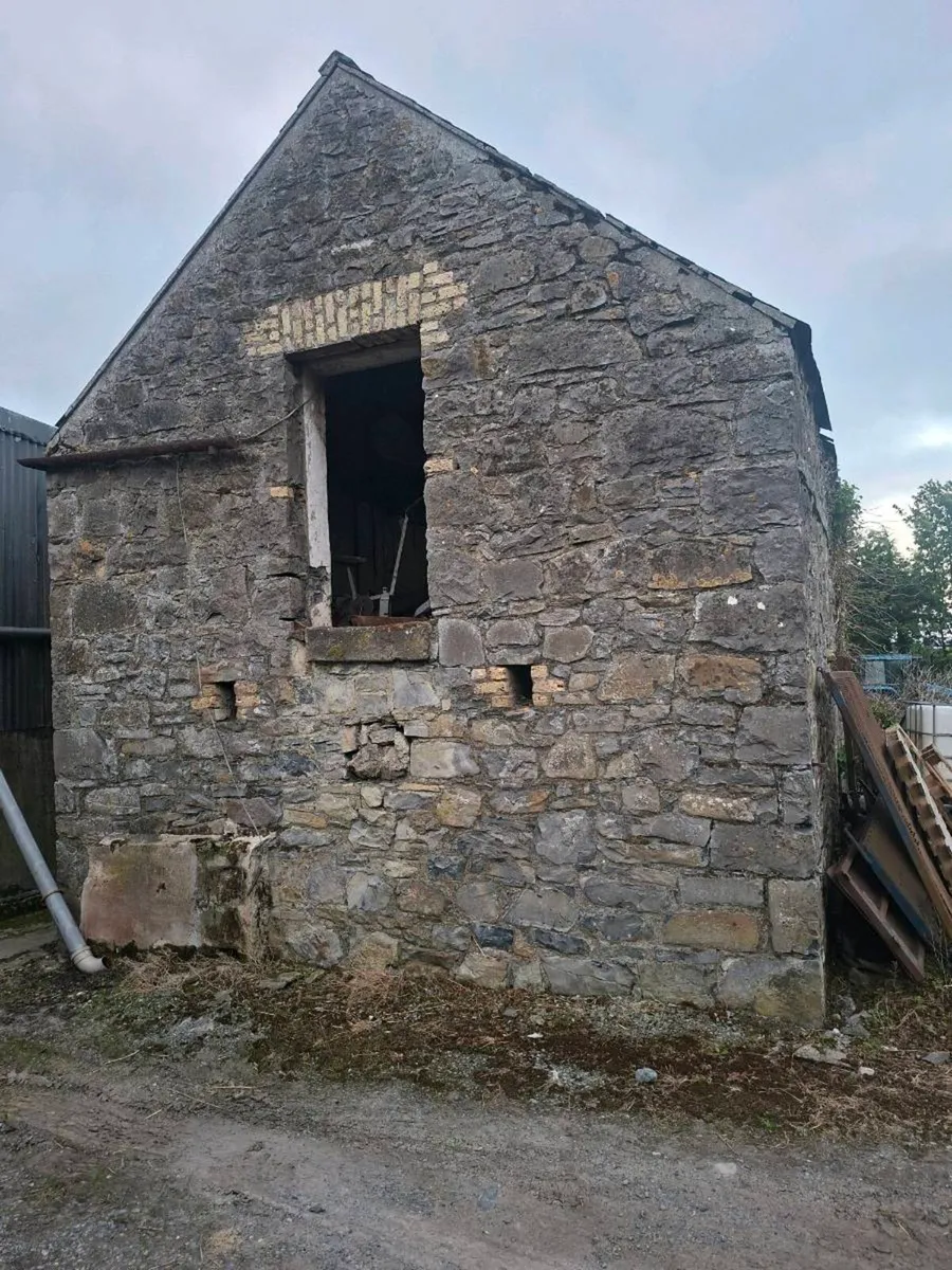 Old stone building - Image 1