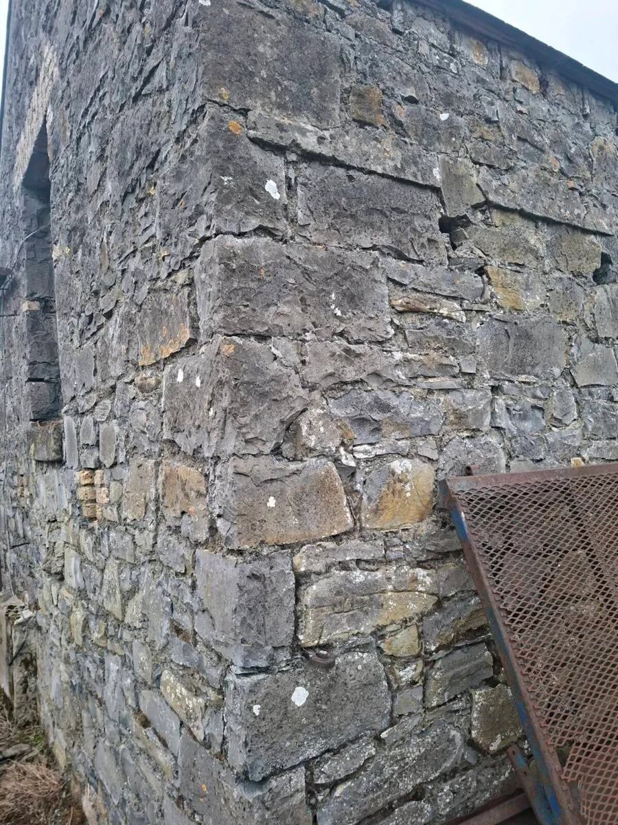 Old stone building - Image 2