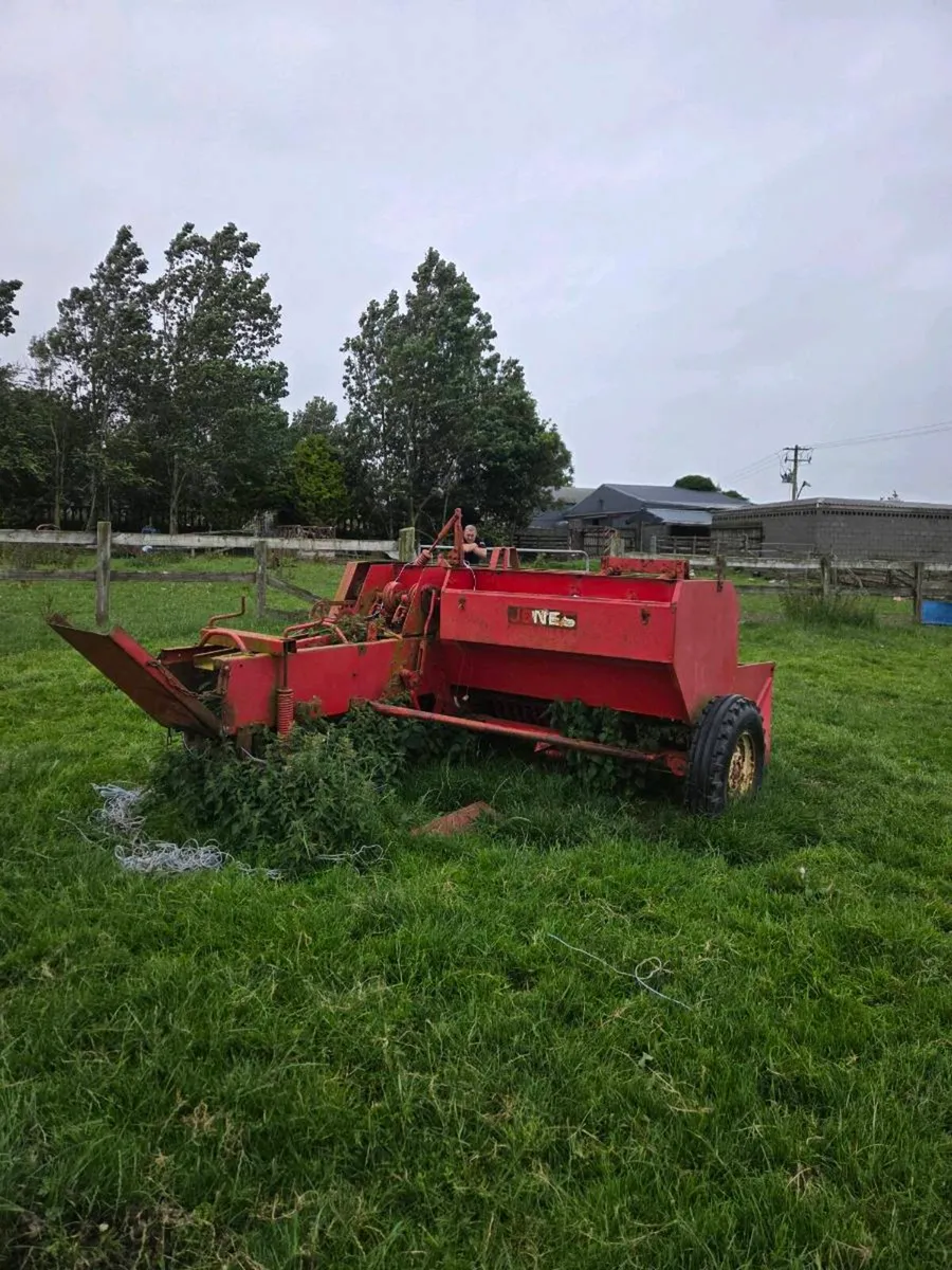 Square baler - Image 1