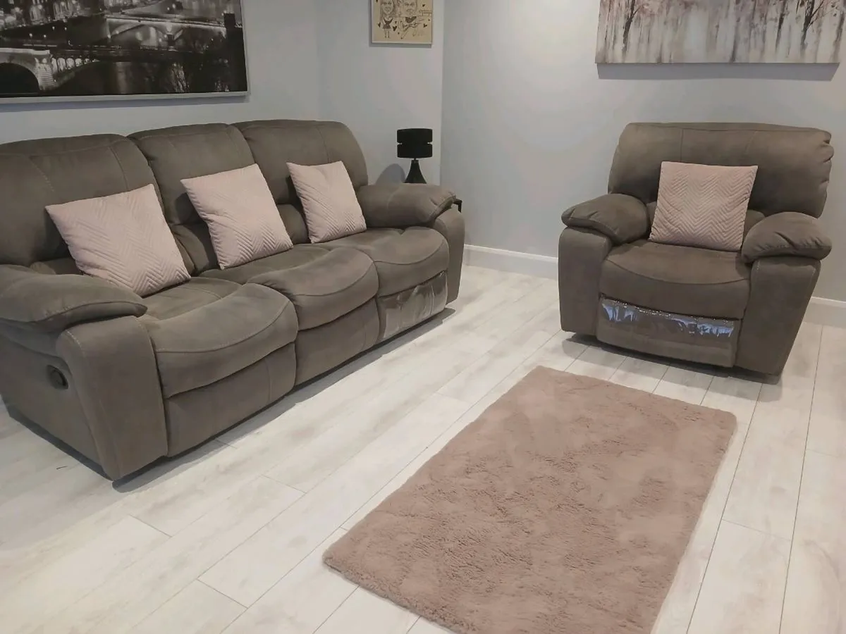 Recliner sofa and 2 reclining chairs - Image 1