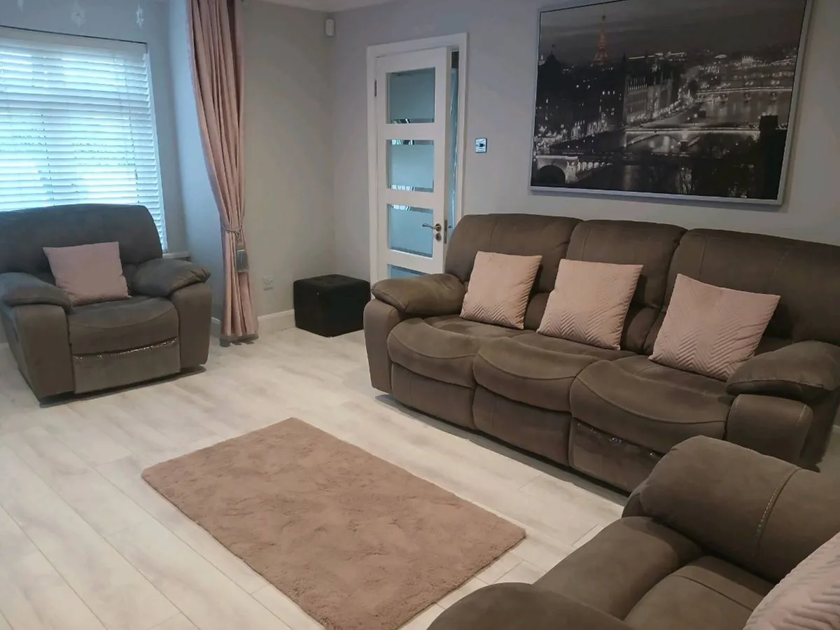 Recliner sofa and 2 reclining chairs - Image 2