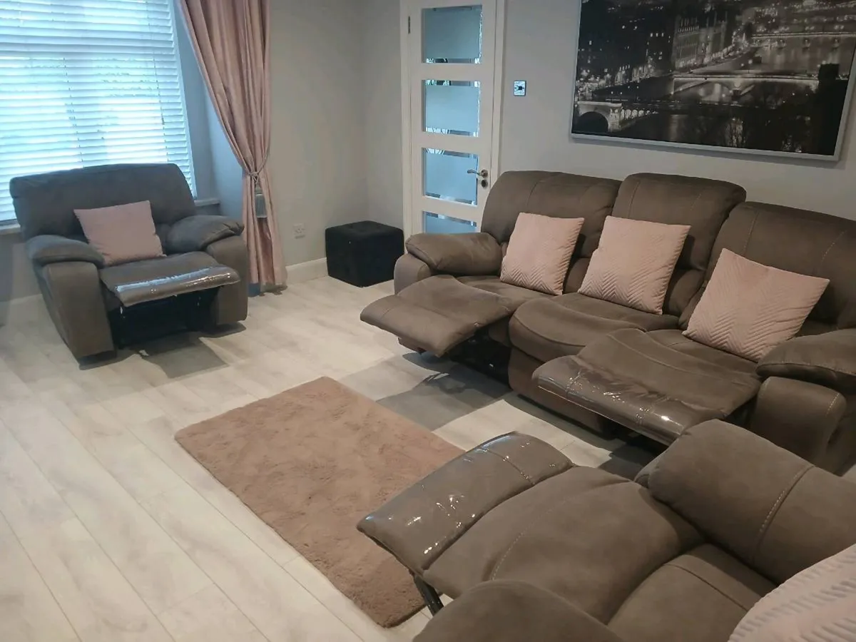 Recliner sofa and 2 reclining chairs - Image 3