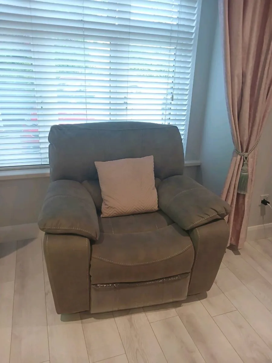 Recliner sofa and 2 reclining chairs - Image 4