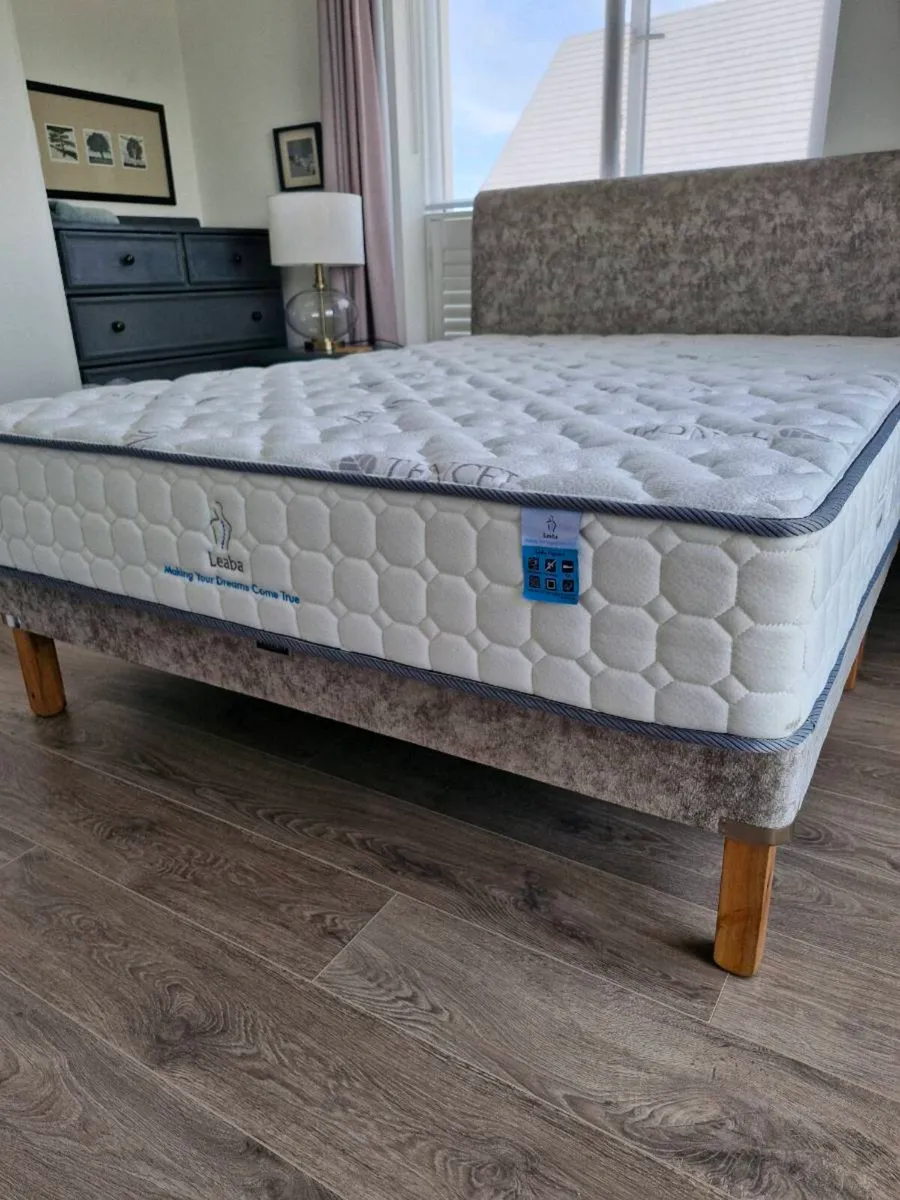 King size bed - Image 1