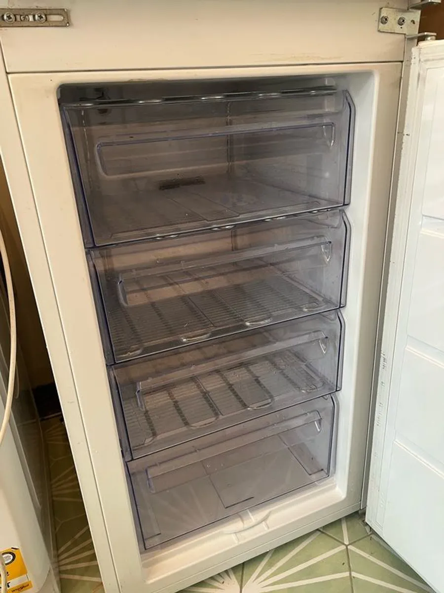 Zanussi integrated fridge - Image 4