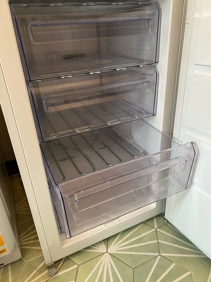 Zanussi integrated fridge - Image 2