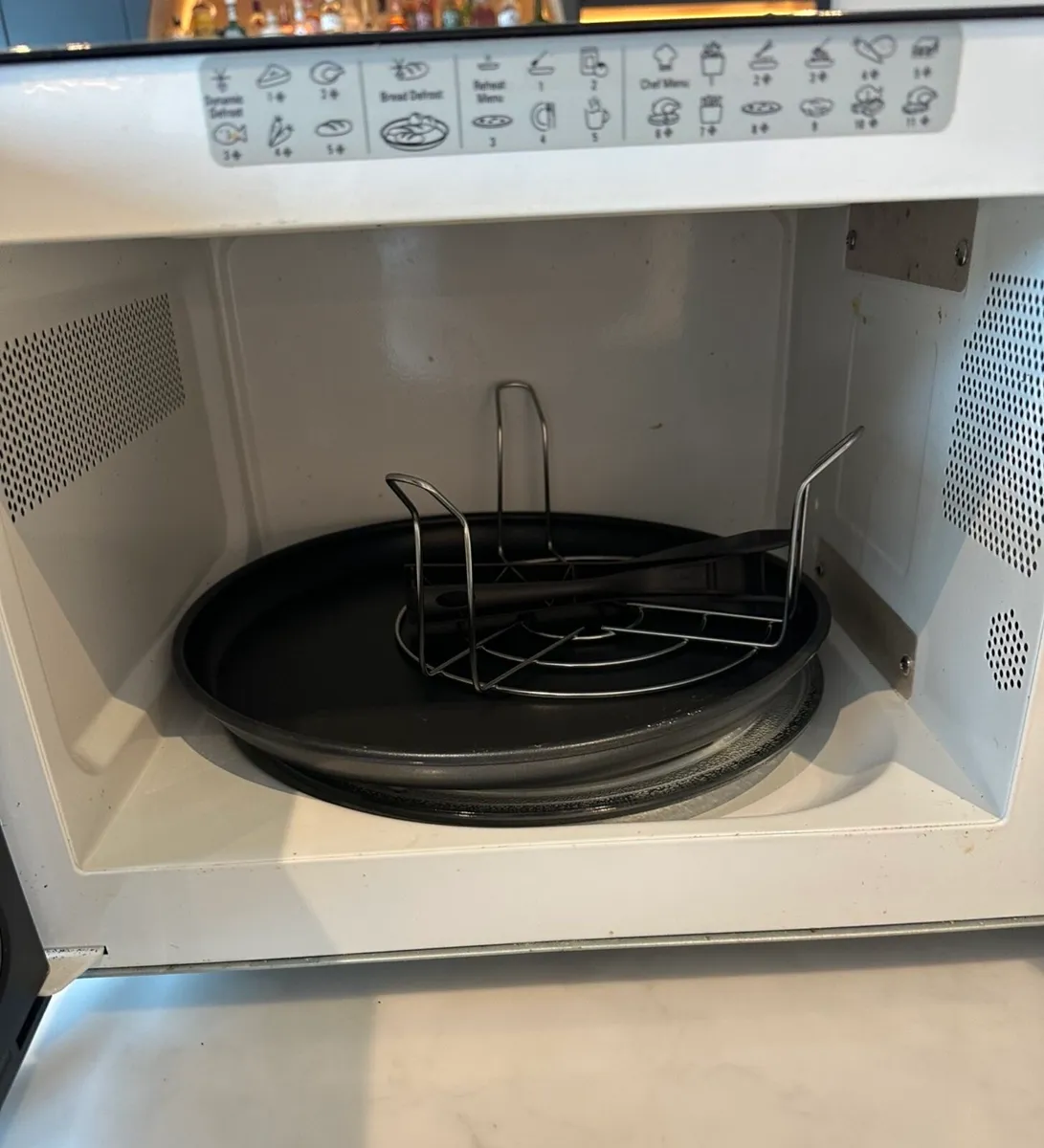 Hotpoint microwave oven - Image 2