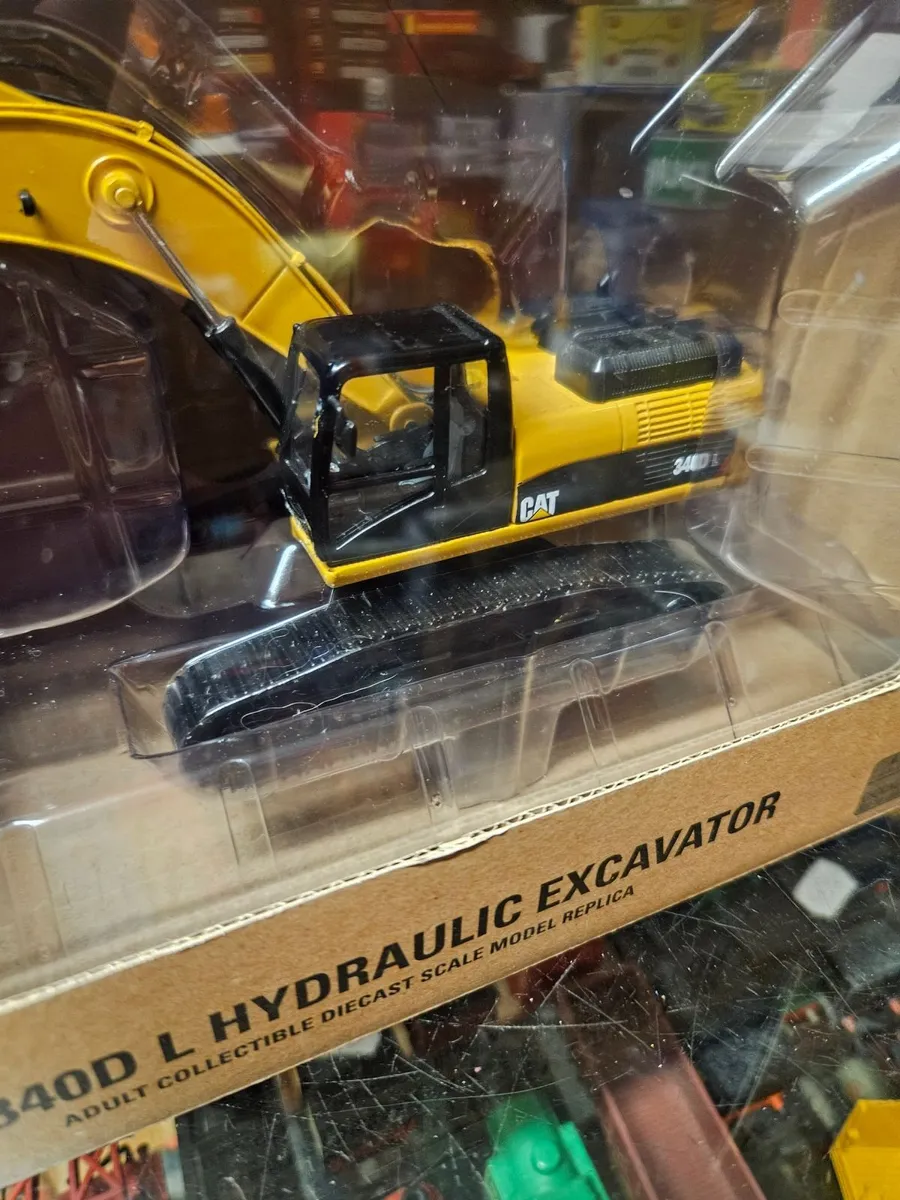 Corgi Diecast Master Caterpillar Excavator - Image 3