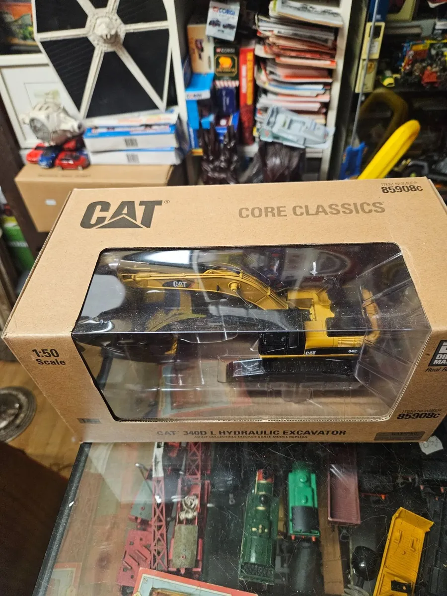 Corgi Diecast Master Caterpillar Excavator - Image 4
