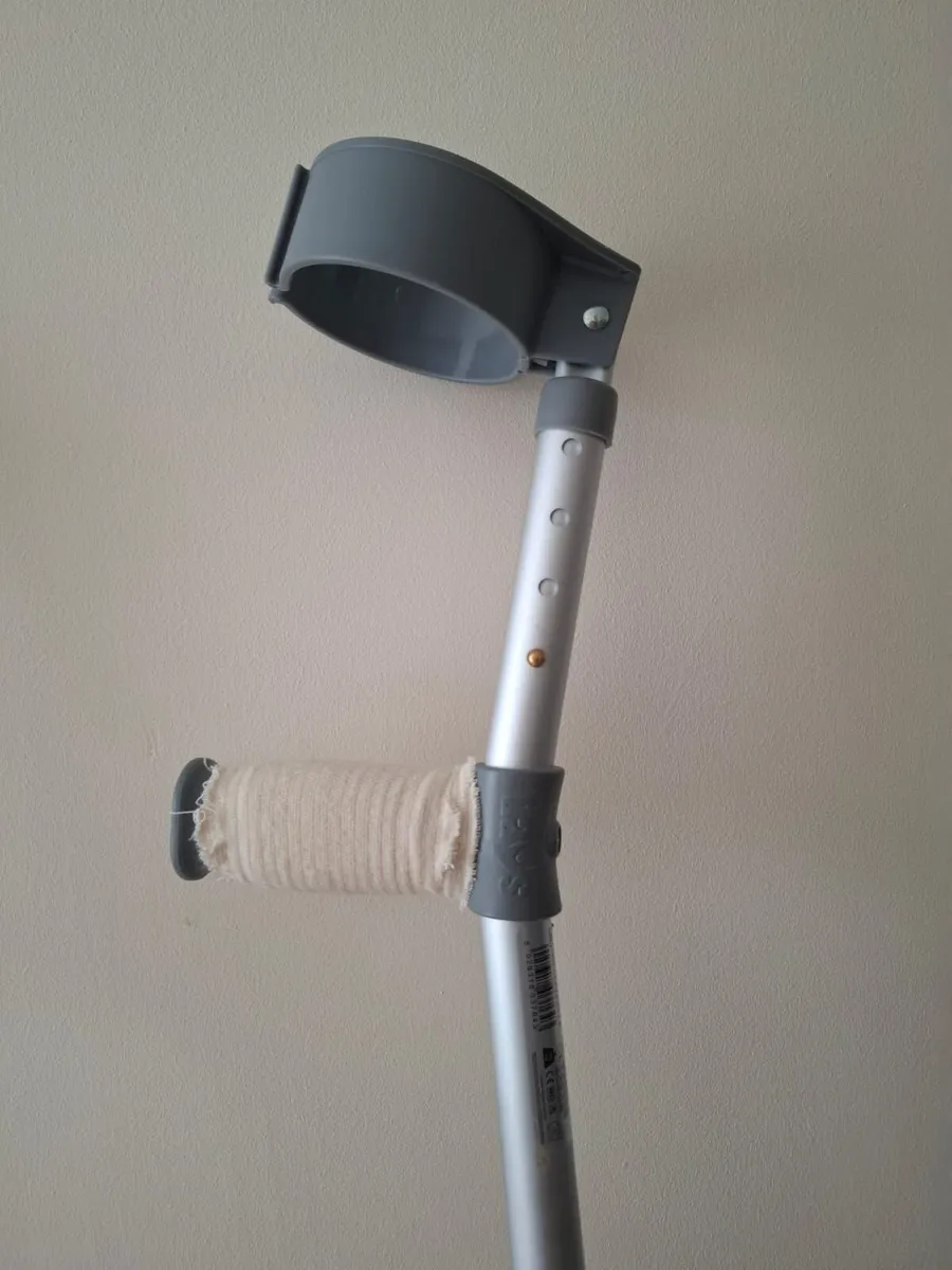 Pair of Adjustable Crutches – Excellent Condition - Image 4