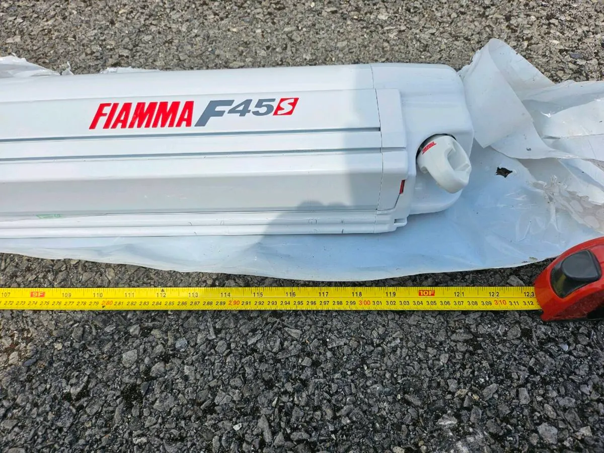Fiamma F45s 300 Awing - Image 1