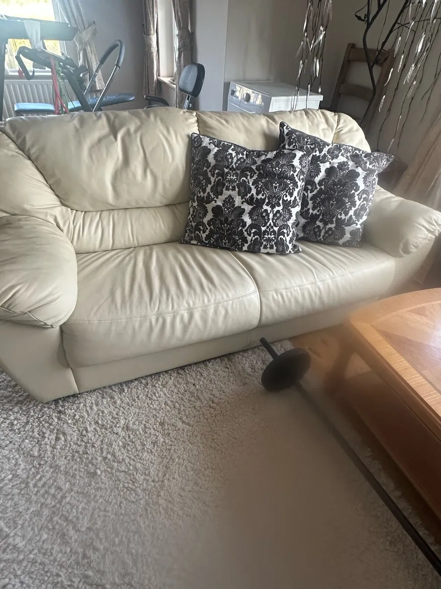 Cream leather x2 three seater settee - Image 1