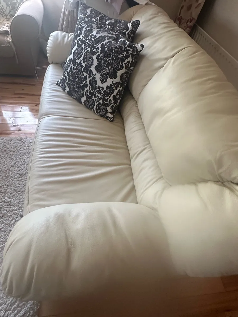 Cream leather x2 three seater settee - Image 2