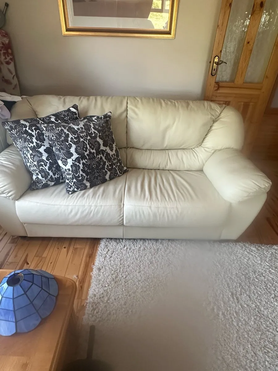 Cream leather x2 three seater settee - Image 3