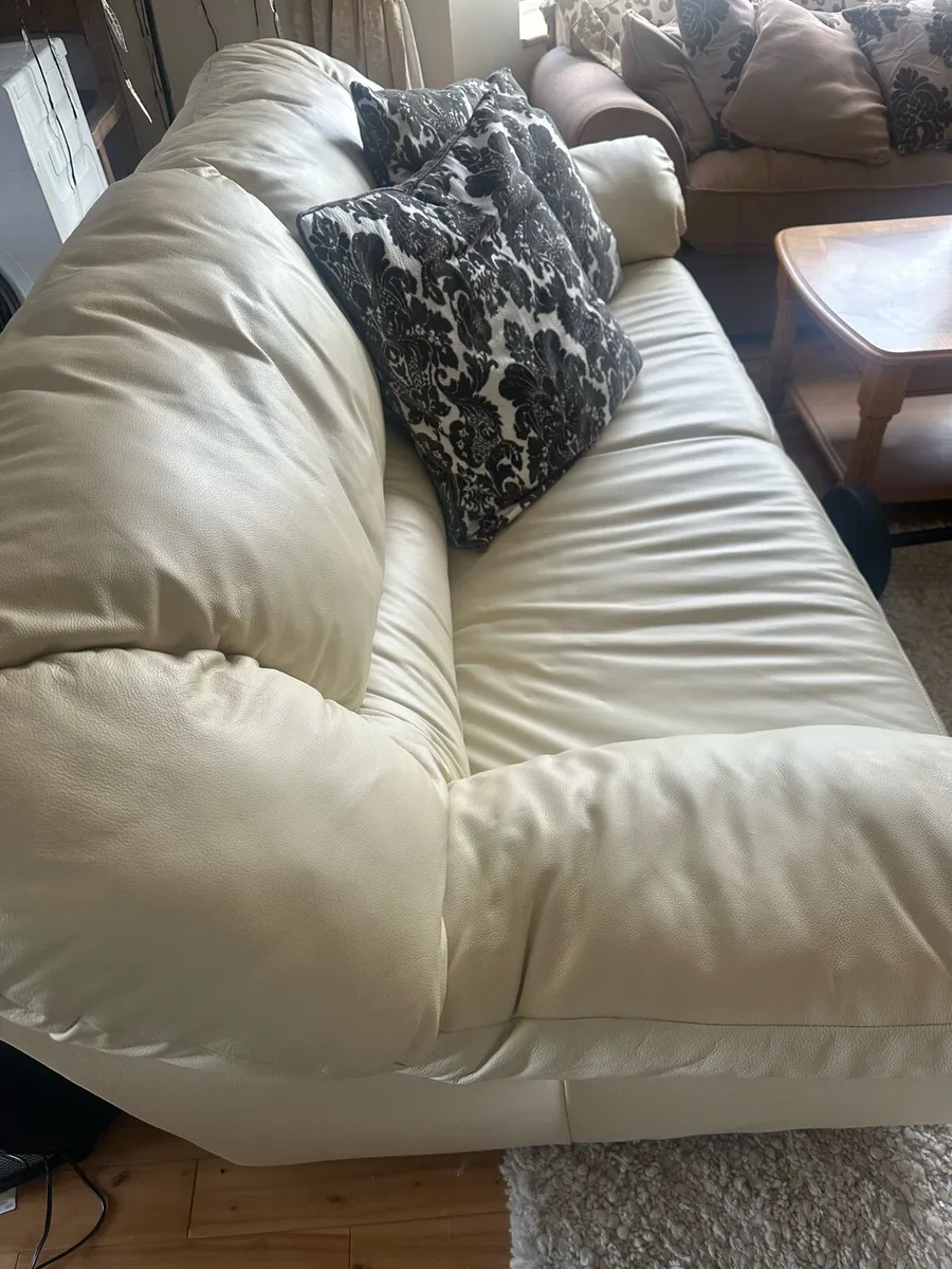 Cream leather x2 three seater settee - Image 4