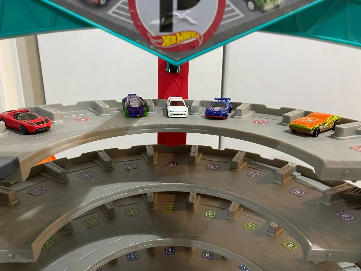 Used Mega garage play-set (5 Hot-wheels included) - Image 2
