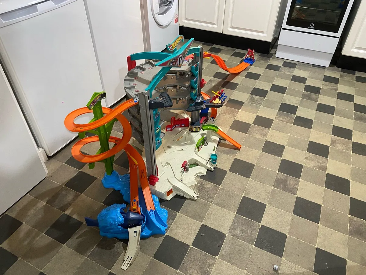 Used Mega garage play-set (5 Hot-wheels included) - Image 3