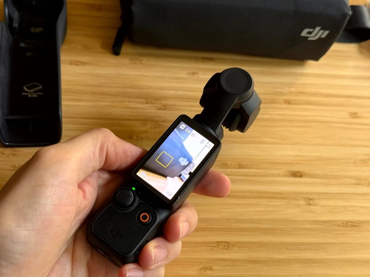 DJI Osmo Pocket 3 Creator Combo vlogging camera - Image 2