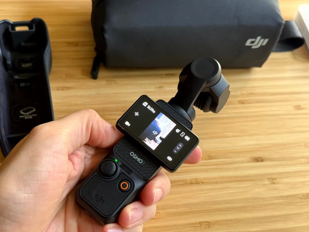 DJI Osmo Pocket 3 Creator Combo vlogging camera - Image 1