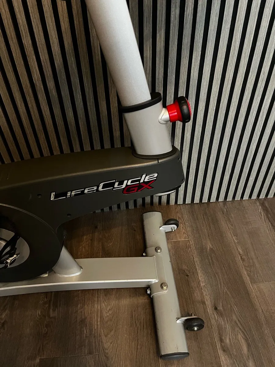 Lifecycle spin bike Life Fitness 150kg capacity - Image 4
