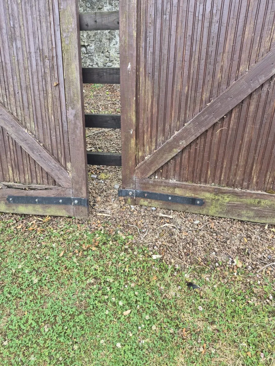 Wooden Gates (in need of repair) - Image 4