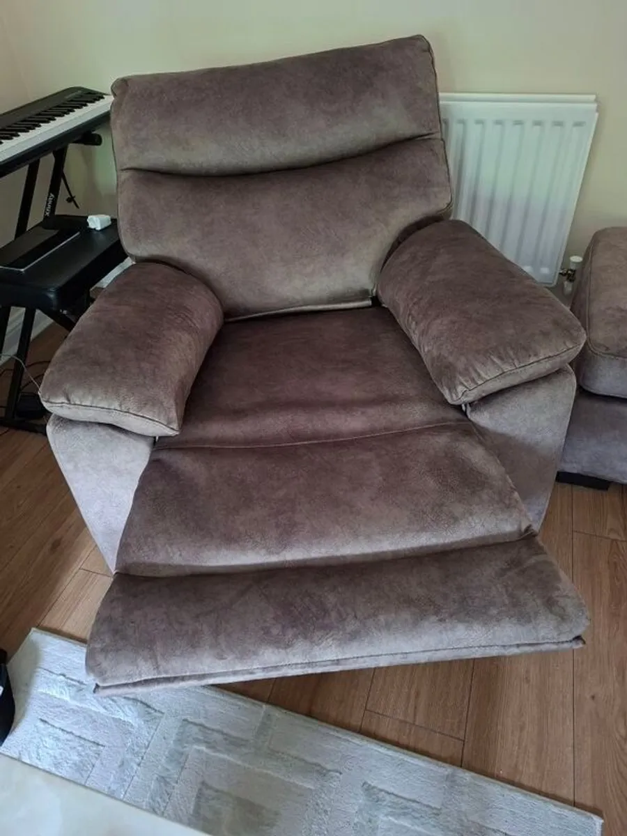 Electric Recliner chair and ottoman - Image 4