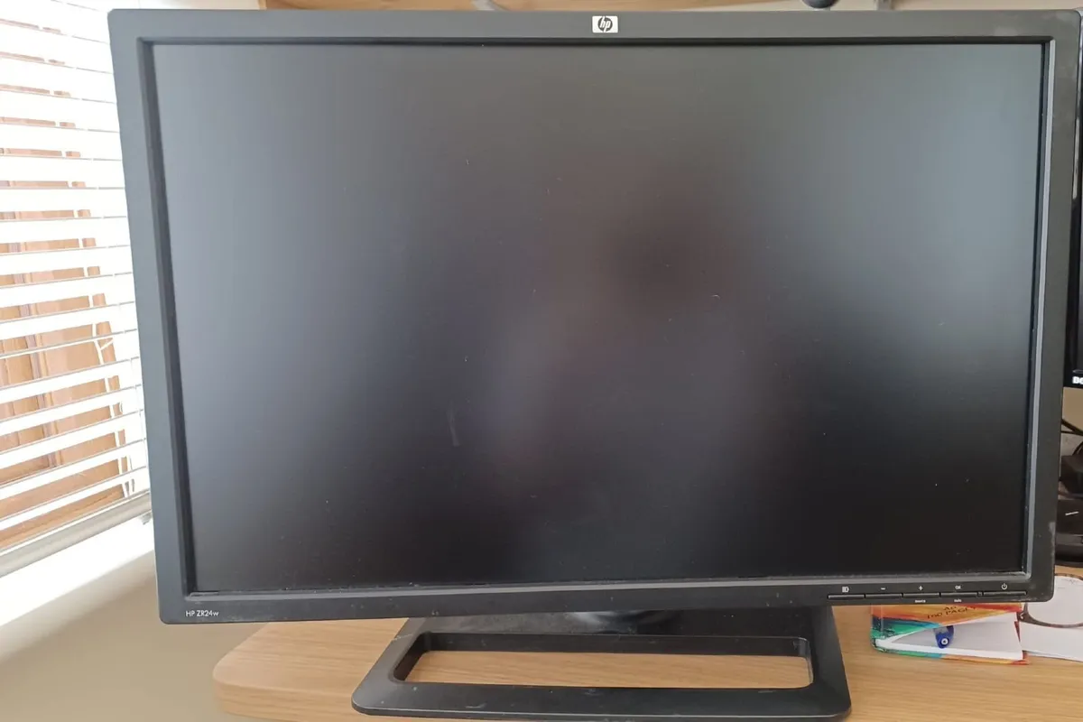 2 HP 24" monitors - Image 1