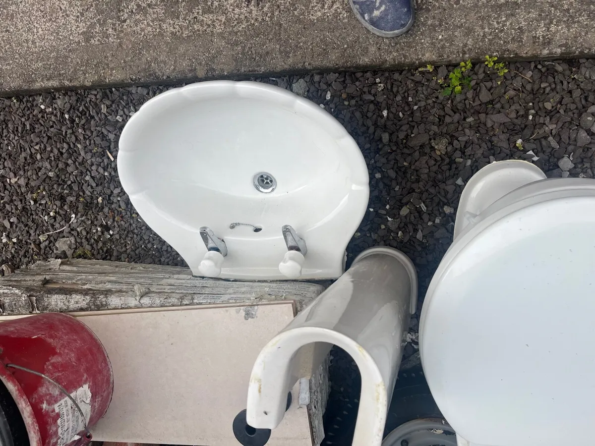 Toilet and sink - Image 4