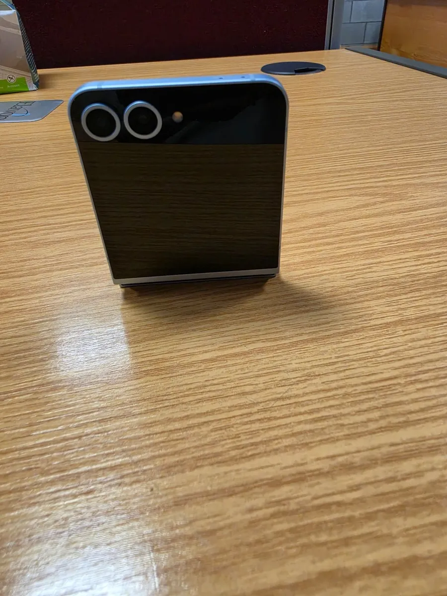 Samsung Galaxy Z Flip 6 | 256GB | 12GB RAM - Image 4