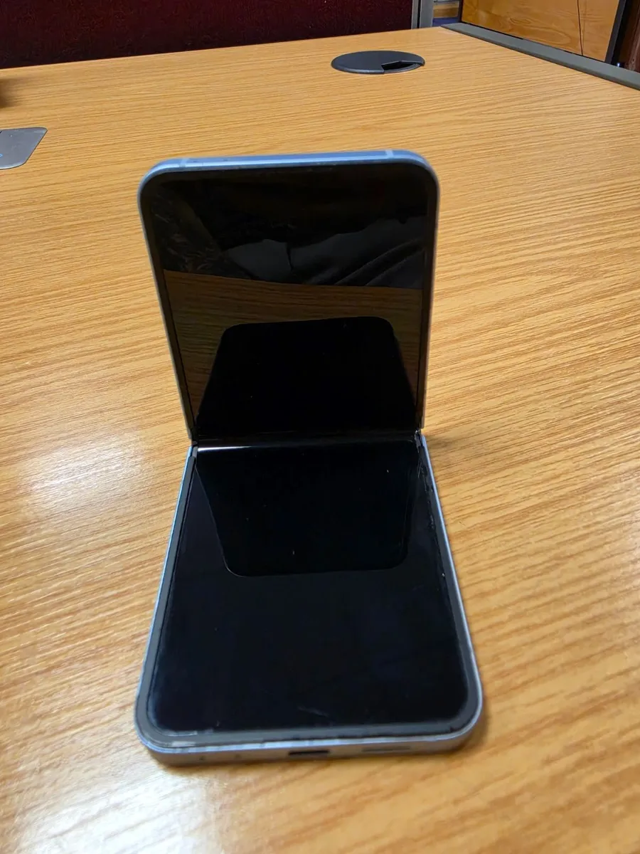 Samsung Galaxy Z Flip 6 | 256GB | 12GB RAM - Image 2