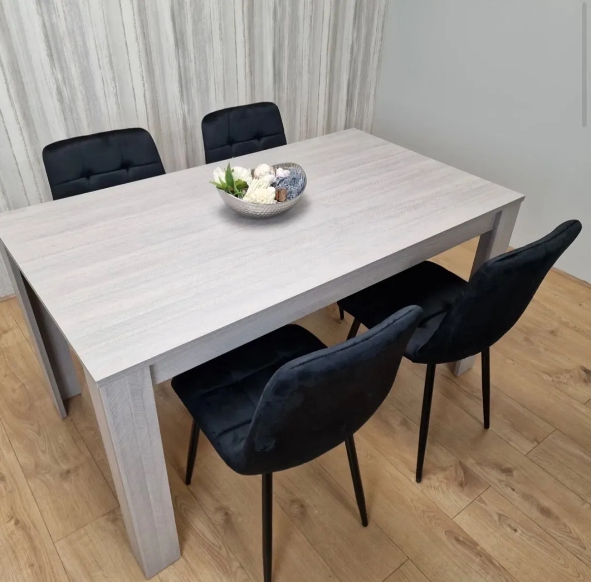 Table and chairs - Image 1
