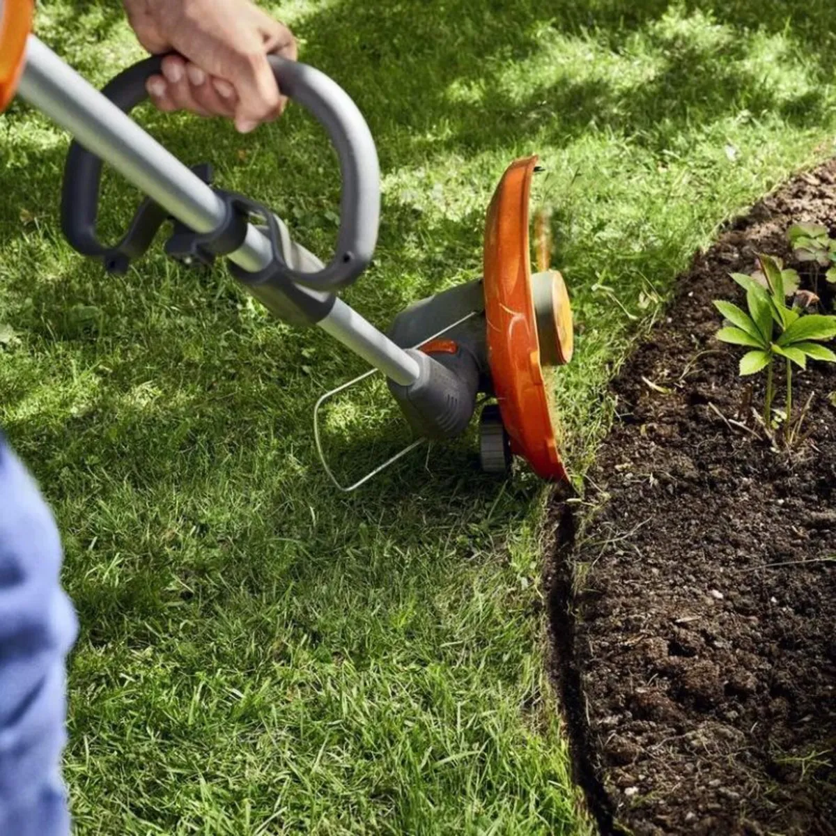 Husqvarna 110iL Cordless Strimmer Kit - Image 2