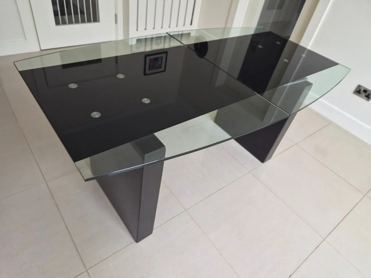 Glass dinning  room table - Image 1